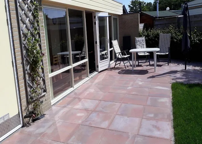 With South-facing Garden Сasa de vacaciones Sint Maartensvlotbrug