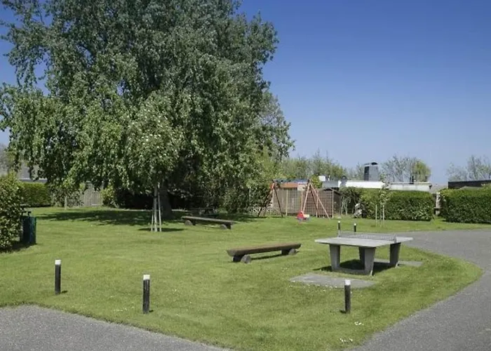 With South-facing Garden Сasa de vacaciones Sint Maartensvlotbrug